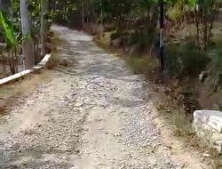 15 Tahun Tak Tersentuh Perbaikan Jalan Rusak  Parah