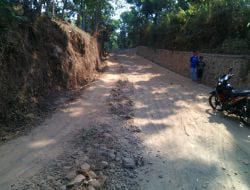 Jalan kabupaten Dibiarkan Rusak Parah