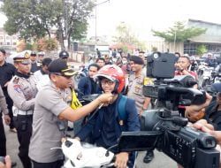 Polres Sumedang Bagikan 150 Helm Secara Gratis