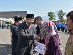 Wabup Berikan Santunan Korban Kebakaran