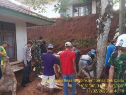 Polres Sumedang Bantu Warga Bersihkan Material Akibat TPT Roboh