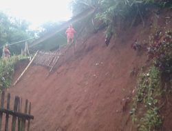 Longsor di Wado Menimpa Rumah Warga