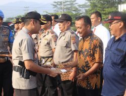 Kapolres Sumedang Berikan Penghargaan Terhadap Anggota Kepolisian dan Masyarakat Yang Berprestasi