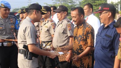 Kapolres Sumedang Berikan Penghargaan Terhadap Anggota Kepolisian dan Masyarakat Yang Berprestasi