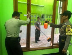 Polsek Jatinangor Bersihkan Mesjid, Guna Mencegah Penyebaran COVID-19