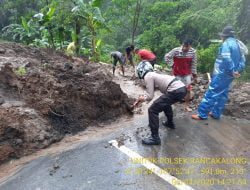 Jalan Raya Sumedang-Subang Putus Akibat tertimpa Longsor