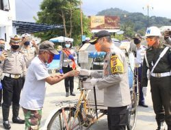 Polres Peduli, Bagikan Sembako dan Hand Sanitizer Kepada Warga Sumedang