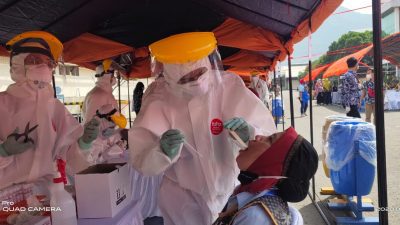 Ribuan Karyawan Pabrik Jalani Tes Swab Covid-19