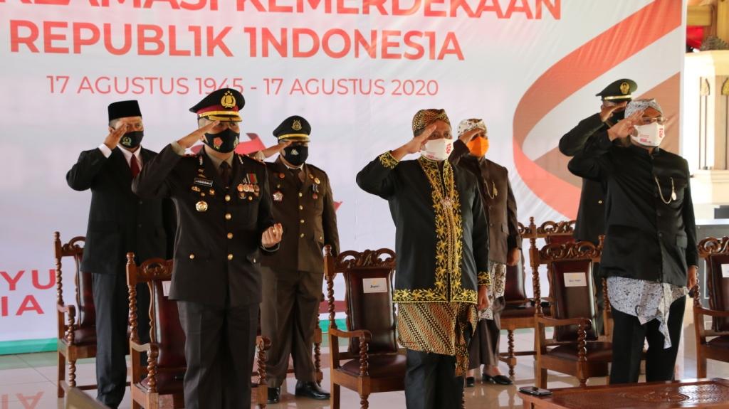 Ilmawan (kiri) mengikuti Upacara Detik-detik Proklamasi Kemerdekaan Indonesia secara virtual, Senin.