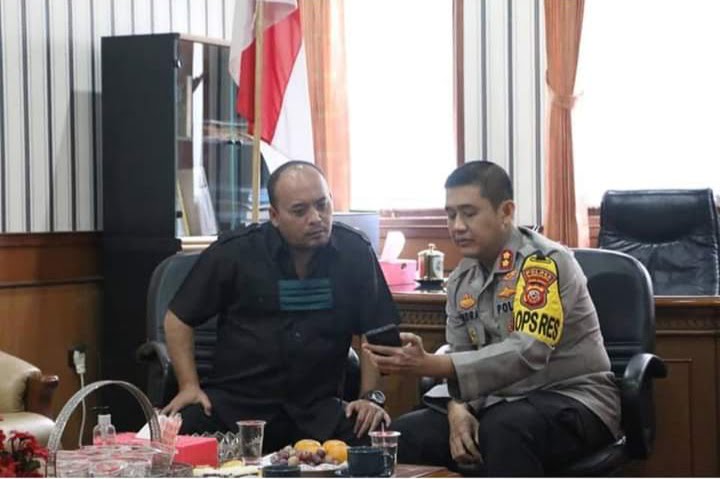 KAPOLRES Sumedang Dwi Indra Laksmana berbincang bersama Ketua DPRD Sumedang Irwansyah Putra saat berpamitan menjelang mutasi, Rabu.