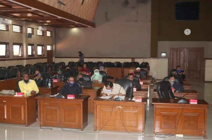 SEJUMLAH warga yang tergabung dalam FKOTDWJ beraudensi ke DPRD Sumedang, Rabu.
