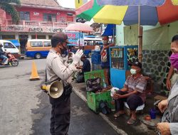 Woro-woro, Sat Binmas Polres Sumedang Sosialisasikan Perbup 74/2020 Sambil Bagikan Masker