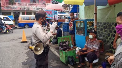 Woro-woro, Sat Binmas Polres Sumedang Sosialisasikan Perbup 74/2020 Sambil Bagikan Masker