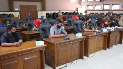 SEJUMLAH Honorer yang tergabung dalam GTKHNK35+ beraudinsi ke DPRD Sumedang, Selasa.