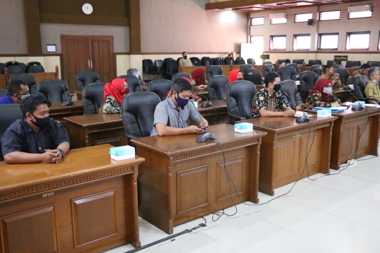 SEJUMLAH Honorer yang tergabung dalam GTKHNK35+ beraudinsi ke DPRD Sumedang, Selasa.