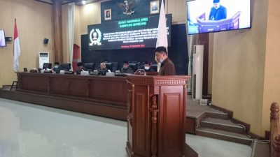 Ketua Bapemperda drg. Rahmat Juliadi (podium) menyampaikan laporan Propemerda 2021, Rabu.