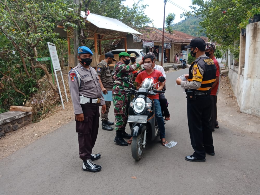 Gabungan Tim Satgas Covid-19 Ganeas patroli sampai ke pemukiman penduduk, Senin.