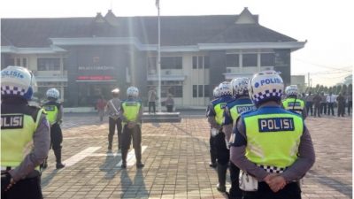 SEJUMLAH Personel Polres Sumedang ikuti Apel Ops Yustisi, Selasa.
