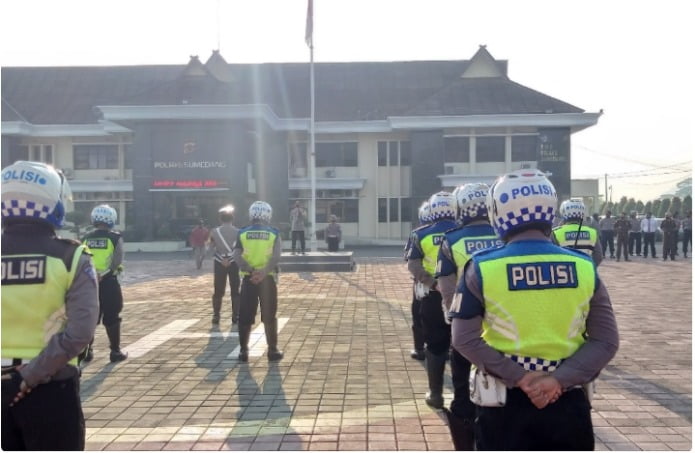 SEJUMLAH Personel Polres Sumedang ikuti Apel Ops Yustisi, Selasa.