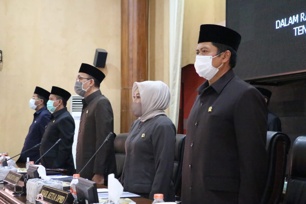 PIMPINAN DPRD-Bupati/Wakil Bupati Sumedang menghadiri Rapat Paripurna Pengtus Raperda APBD Perubahan 2020. Tampak Ketua DPRD Irwansyah Putra Absen pada rapat tersebut, Jumat.