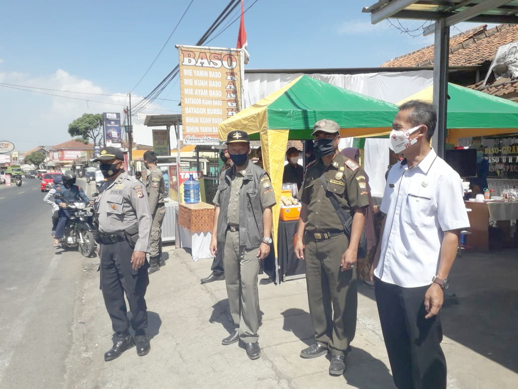 SATGAS Covid-19 Tanjungsari sedang melaksanakan woro-woro sanksi pelanggaran protokol kesehatan, Rabu.