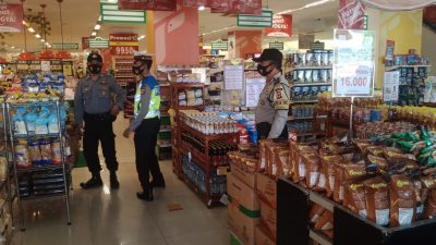 Polsek Jatinangor Polres Sumedang Lakukan Penegakan Disiplin Prokes Di Mall Jatos