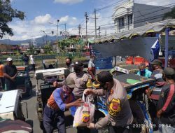 TNI – POLRI Salurkan 500 Paket Sembako Bagi Warga Terdampak Covid-19