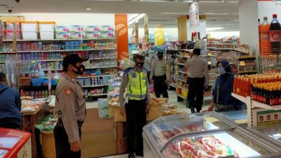 PETUGAS Gabungan patroli penegakkan disiplin prokes di Griya Jatinangor, Sabtu.