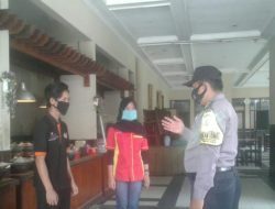 Polsek Cimalaka Patroli Penegakan Disiplin Prokes di Rumah Makan