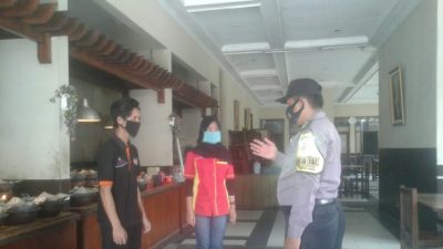 Polsek Cimalaka Patroli Penegakan Disiplin Prokes di Rumah Makan
