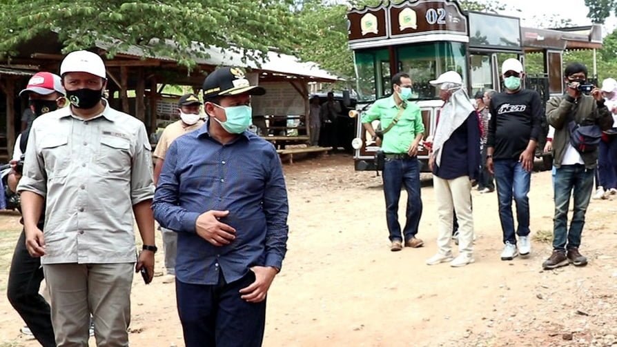 Ilmawan (kiri) bersama Bupati Dony saat menjelajah kawasan wisata Jatigede, Sabtu.