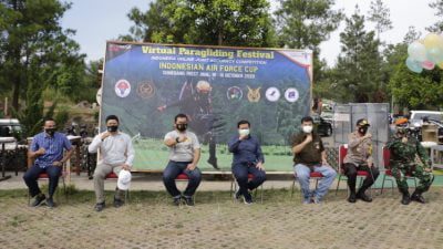 WAKIL Ketua DPRD Sumedang H Ilmawan Muhamad, S.Ag (dua kiri) menghadiri pembukaan Virtual Paragliding Festival 2020, Sabtu.