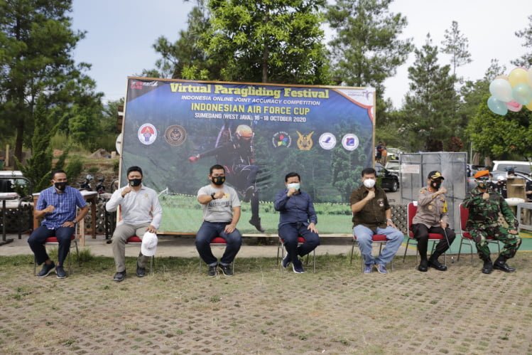 WAKIL Ketua DPRD Sumedang H Ilmawan Muhamad, S.Ag (dua kiri) menghadiri pembukaan Virtual Paragliding Festival 2020, Sabtu.