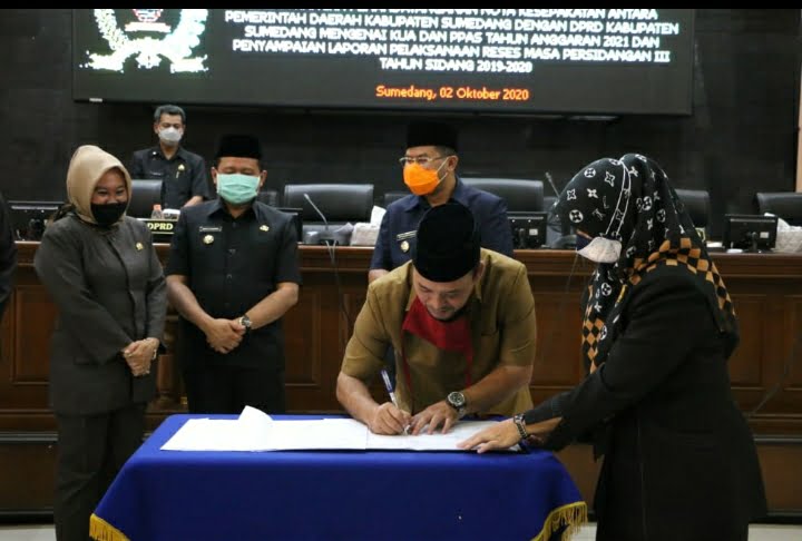 KETUA DPRD Irwansyah Putra bersama para Wakil Ketua DPRD, Bupati dan Wakil Bupati Sumedang menandatangani KUA-PPAS 2021, Jumat.
