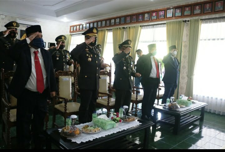 IRWANSYAH Putra bersama jajaran Forkopimda Sumedang hadiri Upacara Virtual Peringatan HUT ke 75 TNI, di Makodim 0610/Smd