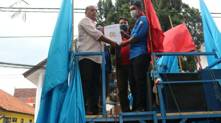 IRWANSYAH Putra menyerahkan salinan rekomendasi kepada salahsatu ketua serikat buruh, Rabu.