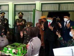 Peringati HUT ke 75 TNI, Kapolres Sumedang Beri Kejutan Kue Ulang Tahun “Baju Loreng”