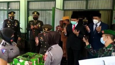 DANDIM O610/Smd menerima kejutan kue ulang tahun berbentuk baju dinas loreng TNI, Senin.