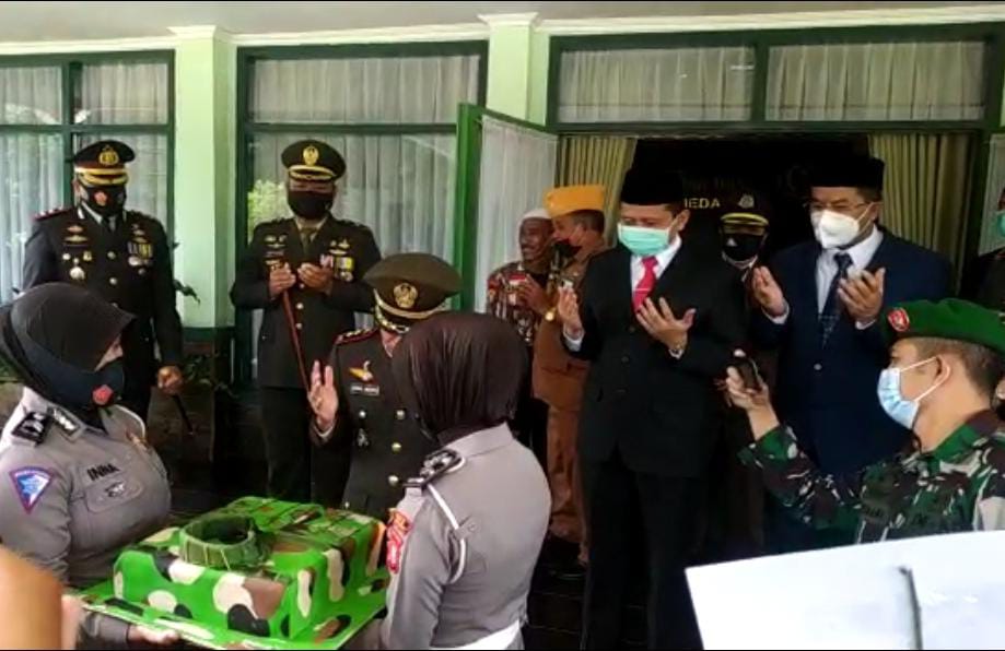 DANDIM O610/Smd menerima kejutan kue ulang tahun berbentuk baju dinas loreng TNI, Senin.