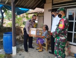 Polsek Sumedang Utara Bagikan Paket Sembako Terhadap Warga Kurang Mampu