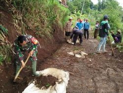 Koramil Tanjungsari Bantu Warga Bersihkan Jalan Desa