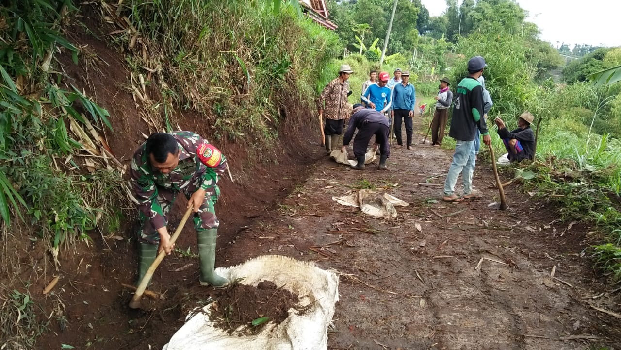 Koramil Tanjungsari Bantu Warga Bersihkan Jalan Desa