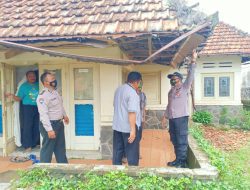 Kapolsek Conggeang Serahkan Bantuan Uang Tunai Untuk Pembangunan RUTILAHU