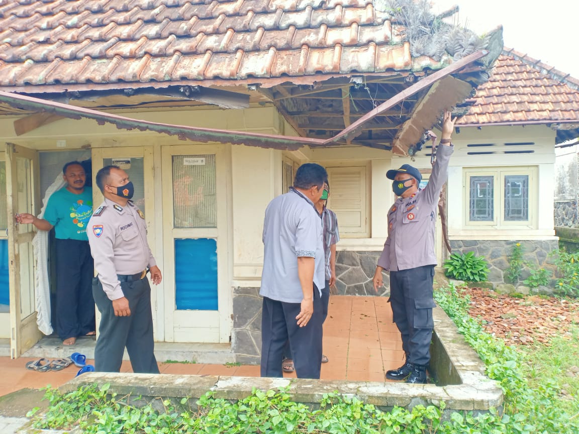 Kapolsek Conggeang Serahkan Bantuan Uang Tunai Untuk Pembangunan RUTILAHU