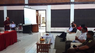KETUA DPRD Sumedang, Irwansyah Putra (kiri) ikut sosialisasikan Perda Parkir Berlangganan, Kamis.