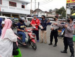 Cegah Penyebaran Covid-19, Polsek Sumut Bersama BPBD Jabar Bagikan 3000 Masker
