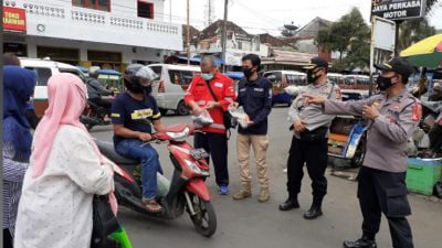 Cegah Penyebaran Covid-19, Polsek Sumut Bersama BPBD Jabar Bagikan 3000 Masker