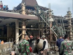 Wujudkan Kemanunggalan TNI – Rakyat, Raider 301/PKS Bantu Rehab Masjid Cimalaka