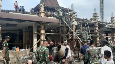 Wujudkan Kemanunggalan TNI – Rakyat, Raider 301/PKS Bantu Rehab Masjid Cimalaka