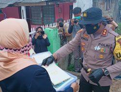Ringankan Beban Korban Longsor Cilembu, Kapolres Sumedang Sumbang Sembako dan Uang Tunai